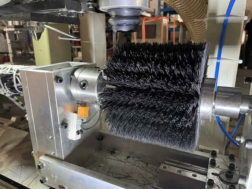 स्वचालित राइनस्टोन ड्रिलिंग और टफ्टिंग ब्रश मशीन