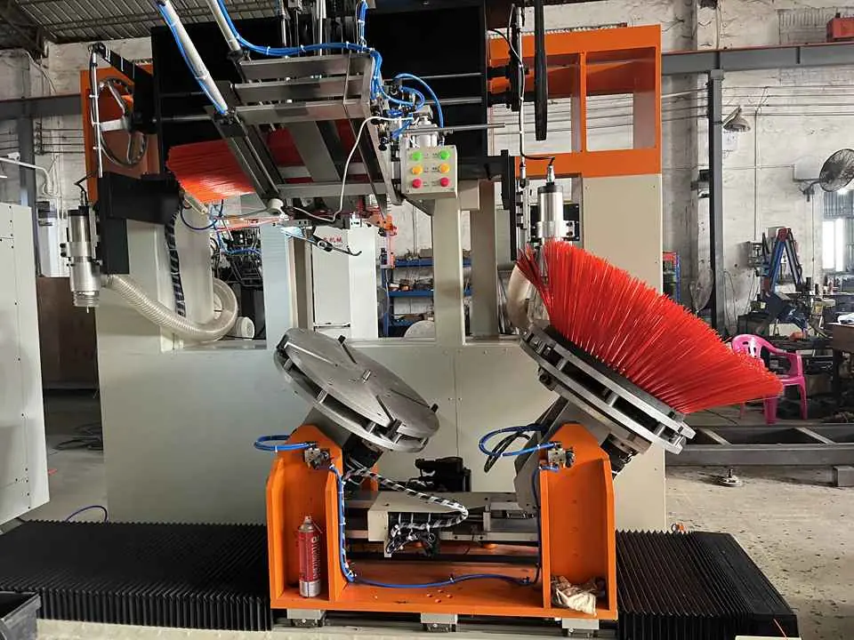 स्वचालित राइनस्टोन ड्रिलिंग और टफ्टिंग ब्रश मशीन